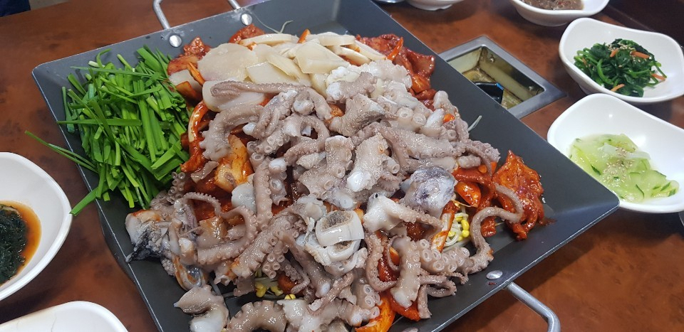 낙지, 관자, 콩나물, 돼지고기 등이 어우러진 철판구이. 볶음밥까지 비워야 끝이 난다.