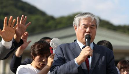 전광훈 목사가 집회서 기도하는 모습.[연합]