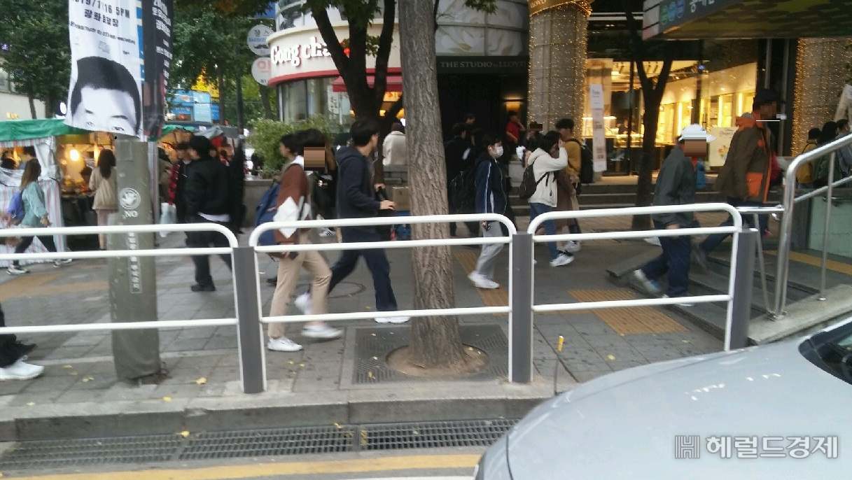 홍대입구역 8번 출구 앞에 차로로 바로 나가지 못하게 안전펜스가 설치됐다. [마포구 제공]