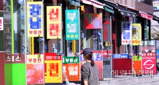 공인중개사 자격증이 없는 중개보조원이 중개 대상물을 확인, 설명하고 계약서를 작성하고 중개 수수료를 결정하는 행위는 모두 불법이다. [헤럴드DB]