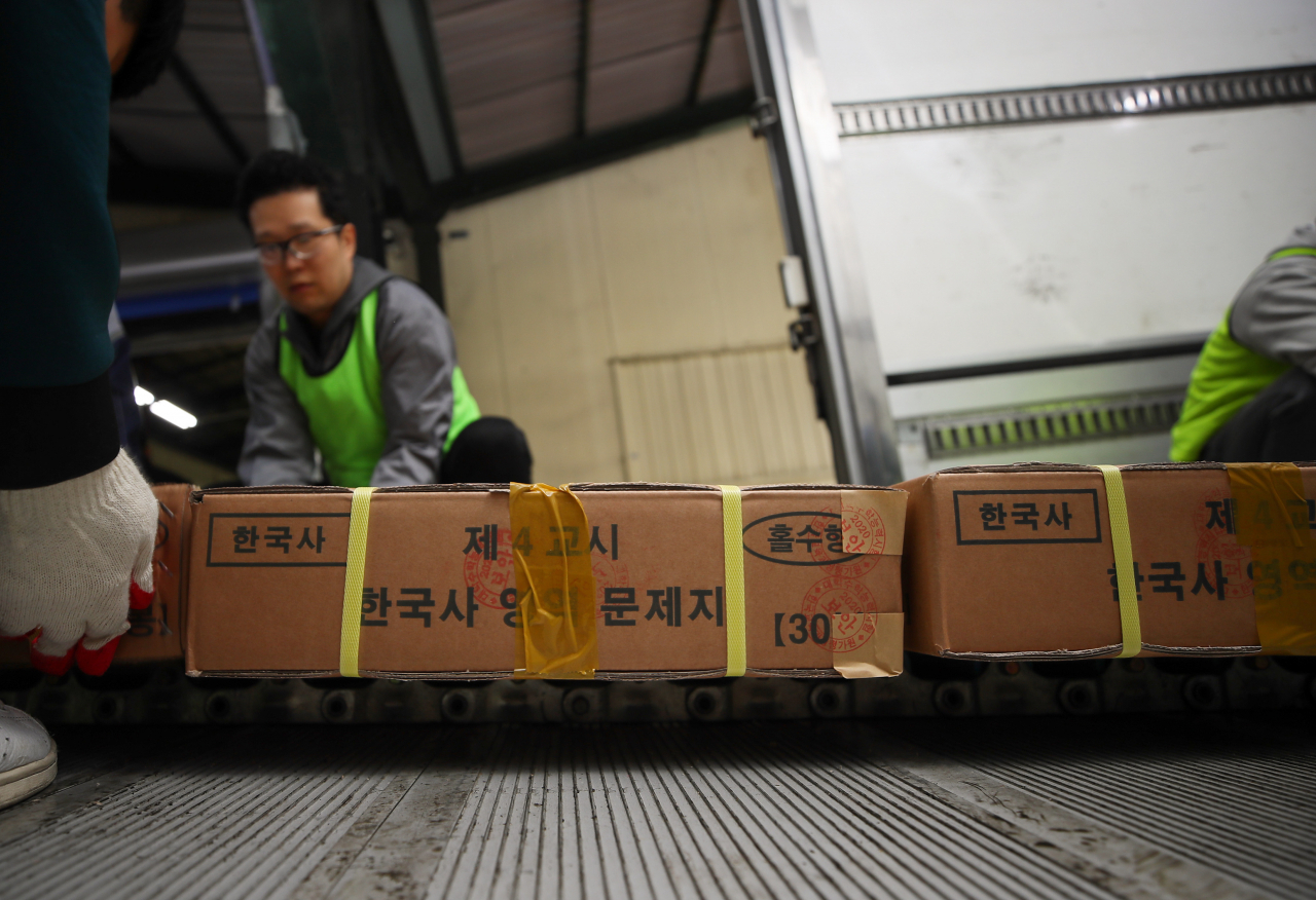 11일 오전 세종시 한 인쇄공장에서 관계직원들이 2020학년도 대학수학능력시험 문제지와 답안지를 전국으로 배송할 차량에 싣고 있다. [연합]