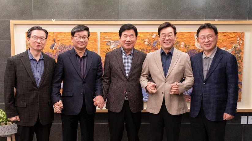 왼쪽부터 민주당 정성호 의원, 전해철의원, 김진표의원, 이재명 지사, 박광온 의원[이재명 지사 트위터 캡처]