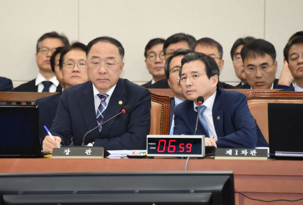 정치권이 2개월 여에 걸친 ‘조국 블랙홀’에서 벗어났음에도 불구하고 경제활력과 구조개혁을 위한 경제법안 처리에 미온적인 태도를 보이면서 관련 법안들이 또다시 장기 표류할 것이란 우려가 제기되고 있다. 홍남기 부총리 겸 기획재정부 장관이 지난 8일 여의도 국회에서 열린 기획재정위원회 전체회의에서 의원질의에 답변하고 있다. [기획재정부 제공]