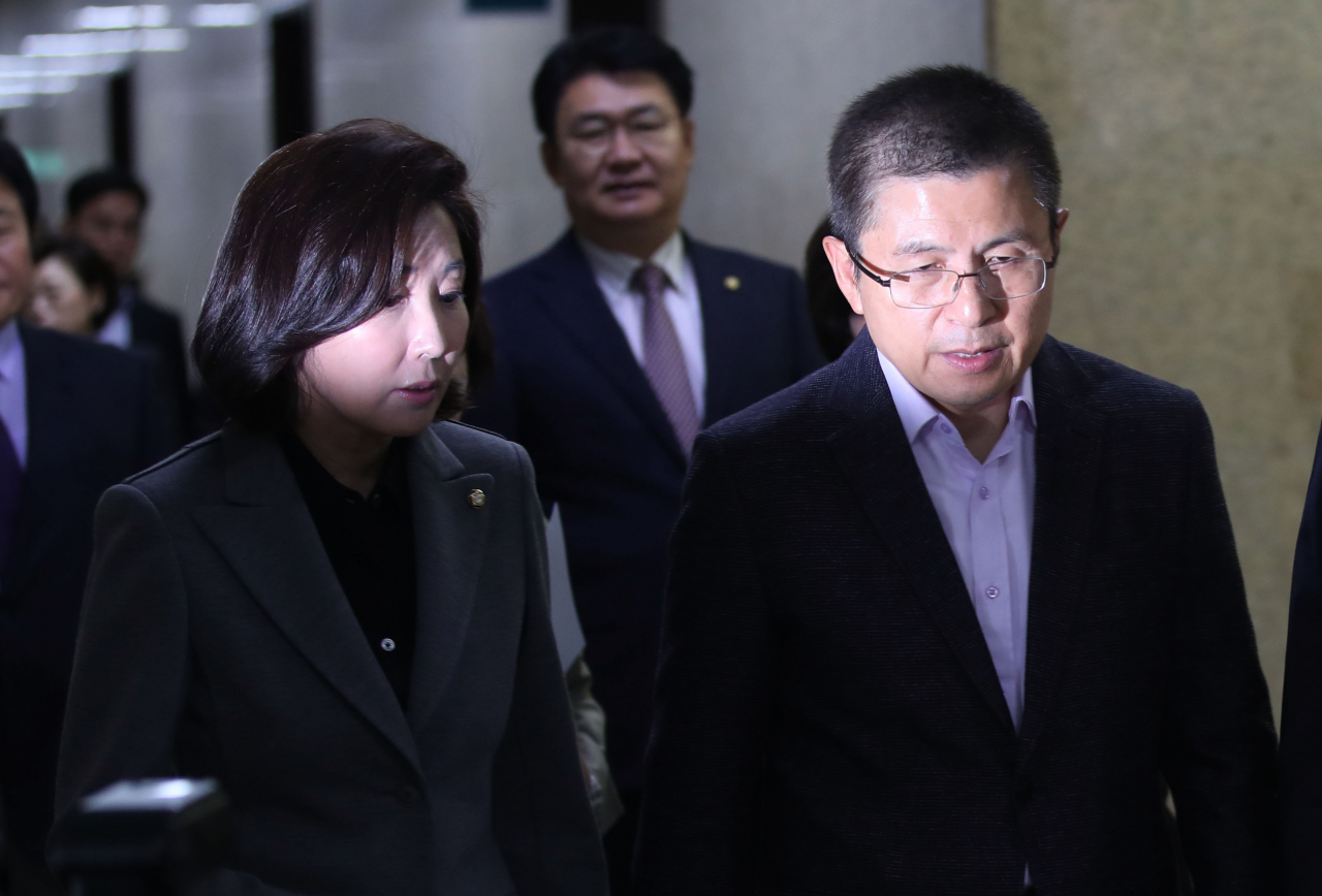 자유한국당 황교안 대표와 나경원 원내대표가 11일 오전 국회에서 열린 최고위원회의에 참석하기 위해 회의실로 향하고 있다. 연합뉴스