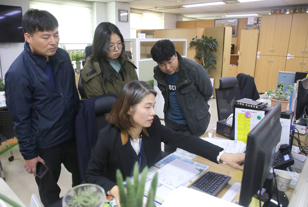 지난 6일 제주시청 재산세과 직원들이 서초구청을 방문해 ‘지방세 자동계산기’를 시연하는 모습을 지켜보고 있다. [서초구 제공]