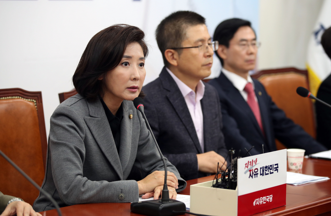 자유한국당 나경원 원내대표(왼쪽)가 11일 오전 국회에서 열린 최고위원회의에서 발언하고 있다. [연합]