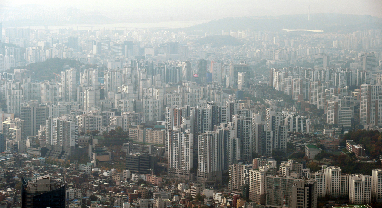 현 정부가 집권초기부터 집값 잡기에 총력을 기울였으나 이전 정권보다 전반기 상승률은 더 높았다. 저금리, 토지보상금, 공급부족 현상 등으로 집권 후반기에도 집값안정은 장담하기 쉽지 않다. [헤럴드경제DB]