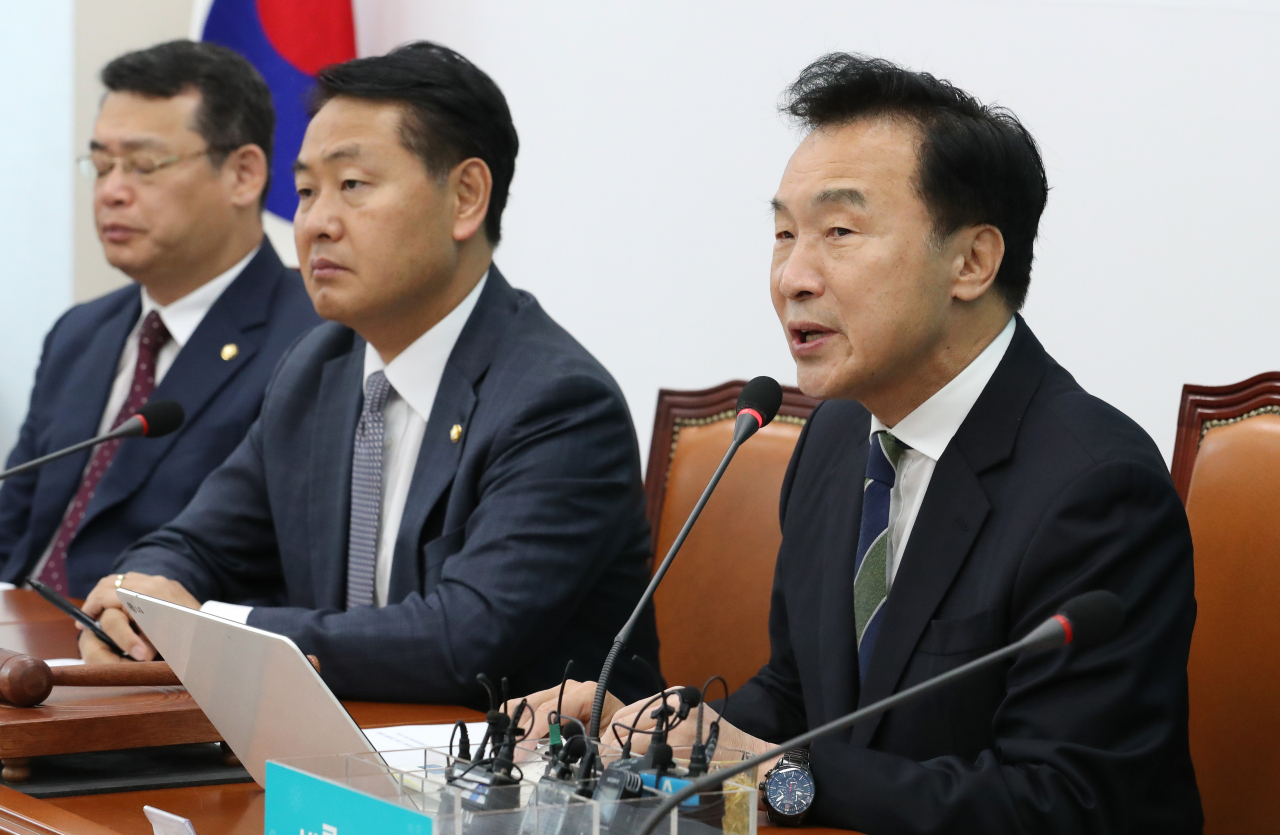 바른미래당 손학규 대표(오른쪽)가 11일 오전 국회에서 열린 최고위원회의에서 발언하고 있다. [연합]