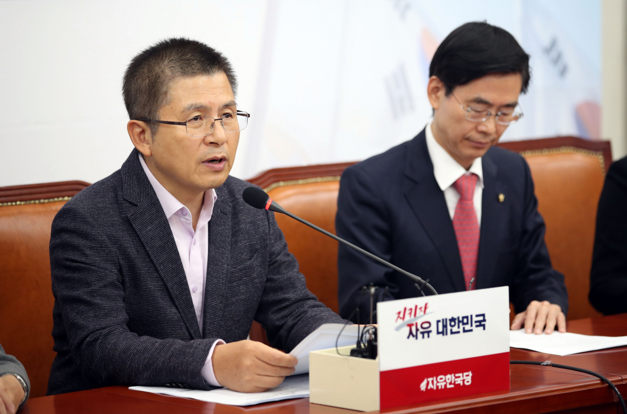 자유한국당 황교안 대표(왼쪽)가 11일 오전 국회에서 열린 최고위원회의에서 발언하고 있다. [연합]