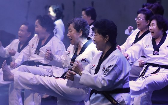 나이가 들어 운동을 시작하면 심혈관질환 등 성인병 예방에 효과가 있다는 국내 연구결과가 11일 나와 눈길을 끌고 있다. 사진은 지난해 10월 서울 강서구에서 열린 ‘어르신 생활체육 경연대회’ 참가자들의 공연 모습. [연합]