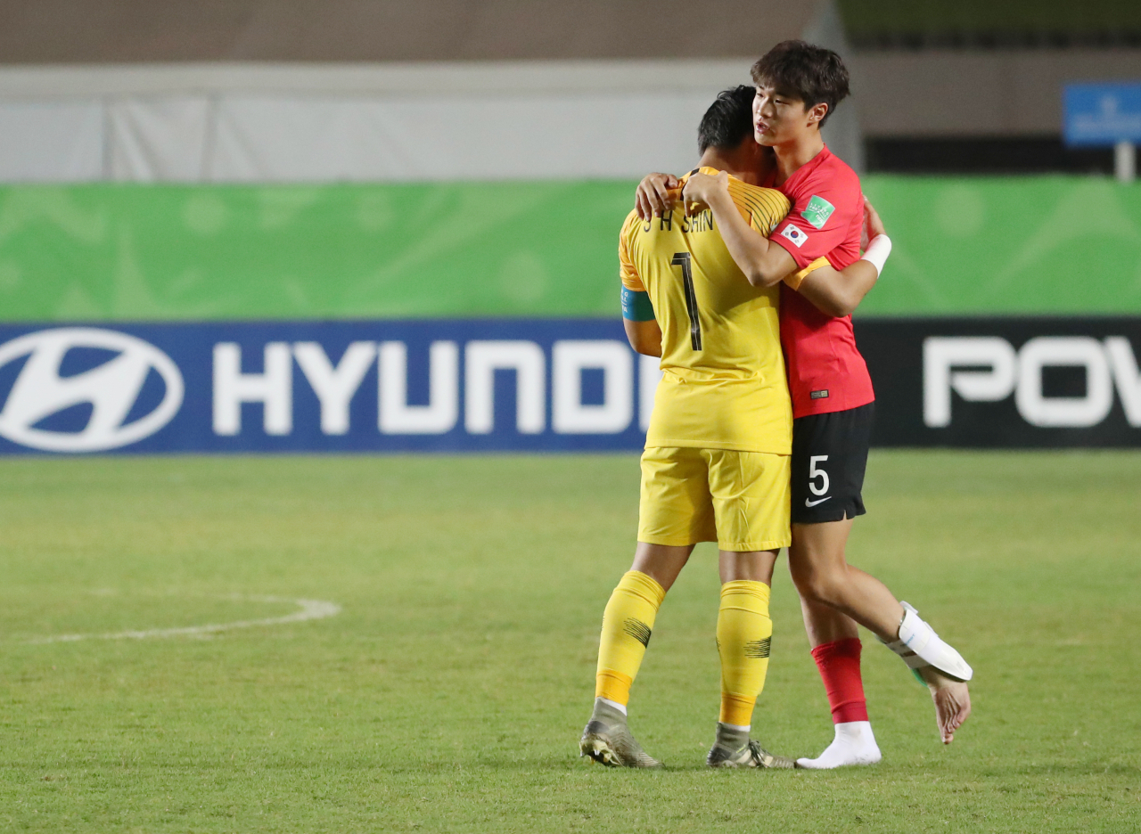 10일 오후(현지시간) 브라질 비토리아 에스타지우 클레베르 안드라지 경기장에서 열린 'FIFA U-17 월드컵' 대한민국 대 멕시코 8강 경기. 0-1로 패한 뒤 홍성욱이 눈물흘리는 신송훈을 안아주고 있다. 연합뉴스