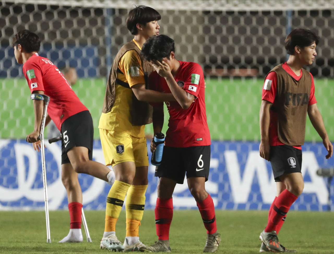 10일 오후(현지시간) 브라질 비토리아 에스타지우 클레베르 안드라지 경기장에서 열린 'FIFA U-17 월드컵' 대한민국 대 멕시코 8강 경기. 1 대 0 대한민국의 패배로 경기가 끝난 후 윤석주가 아쉬움에 고개를 숙이고 있다. 연합뉴스