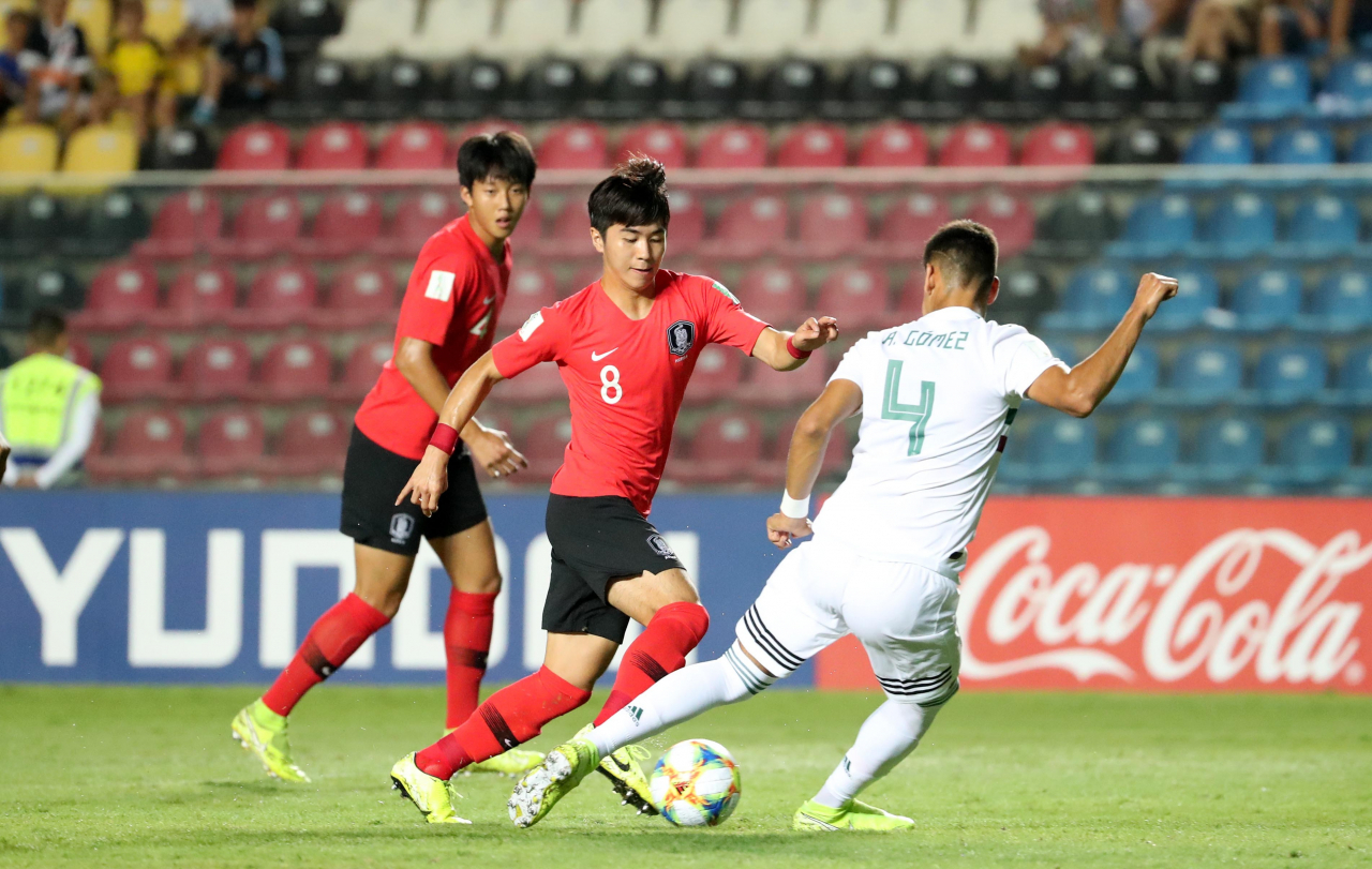 10일 오후(현지시간) 브라질 비토리아 에스타지우 클레베르 안드라지 경기장에서 열린 'FIFA U-17 월드컵' 대한민국 대 멕시코 8강 경기. 대한민국 오재혁이 드리블 돌파를 하고 있다. 연합뉴스