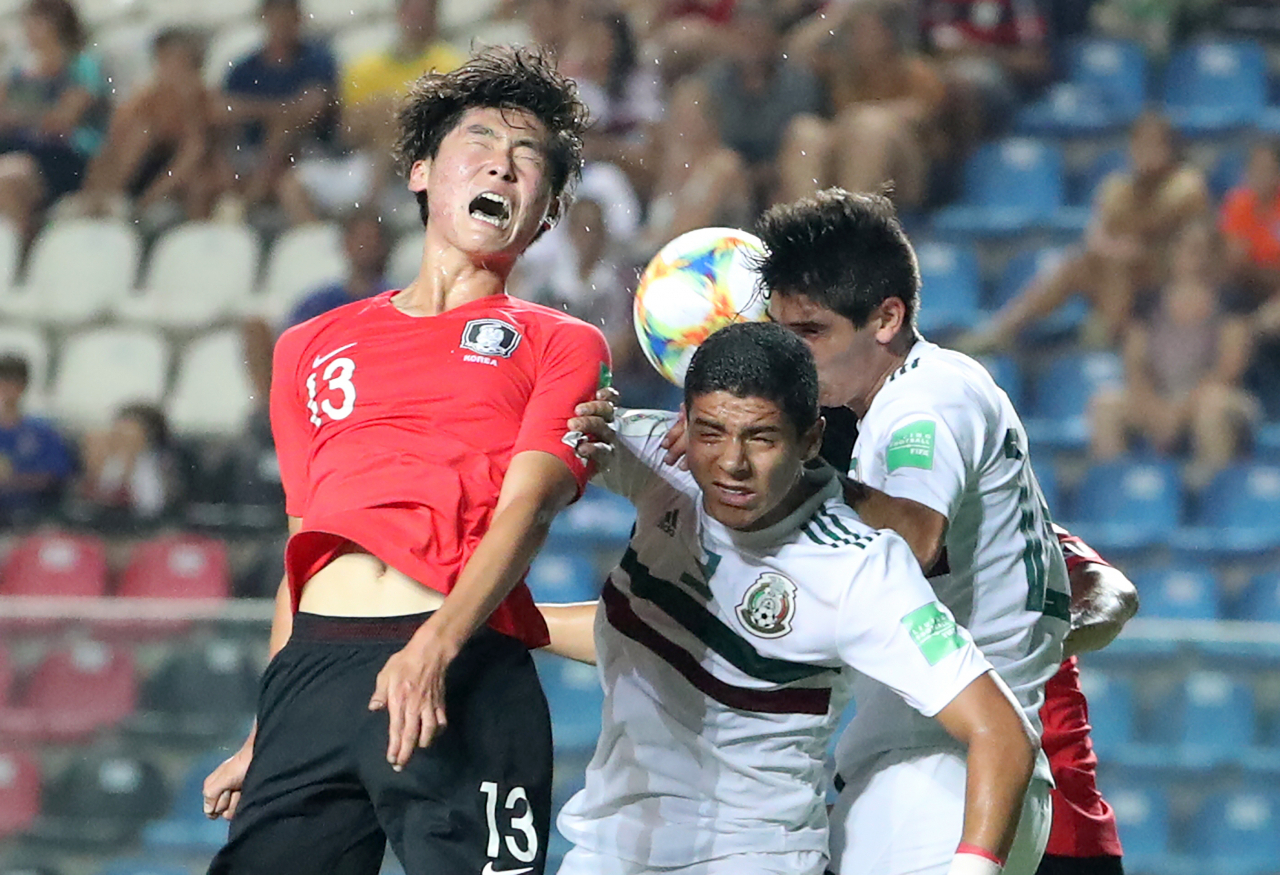 10일 오후(현지시간) 브라질 비토리아 에스타지우 클레베르 안드라지 경기장에서 열린 'FIFA U-17 월드컵' 대한민국 대 멕시코 8강 경기. 대한민국 김륜성이 헤딩슛을 시도하고 있다. 연합뉴스