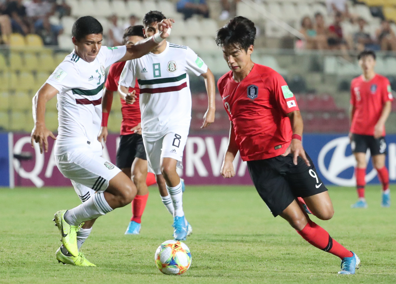 10일 오후(현지시간) 브라질 비토리아 에스타지우 클레베르 안드라지 경기장에서 열린 'FIFA U-17 월드컵' 대한민국 대 멕시코 8강 경기. 대한민국 최민서가 드리볼 돌파를 하고 있다. 연합뉴스