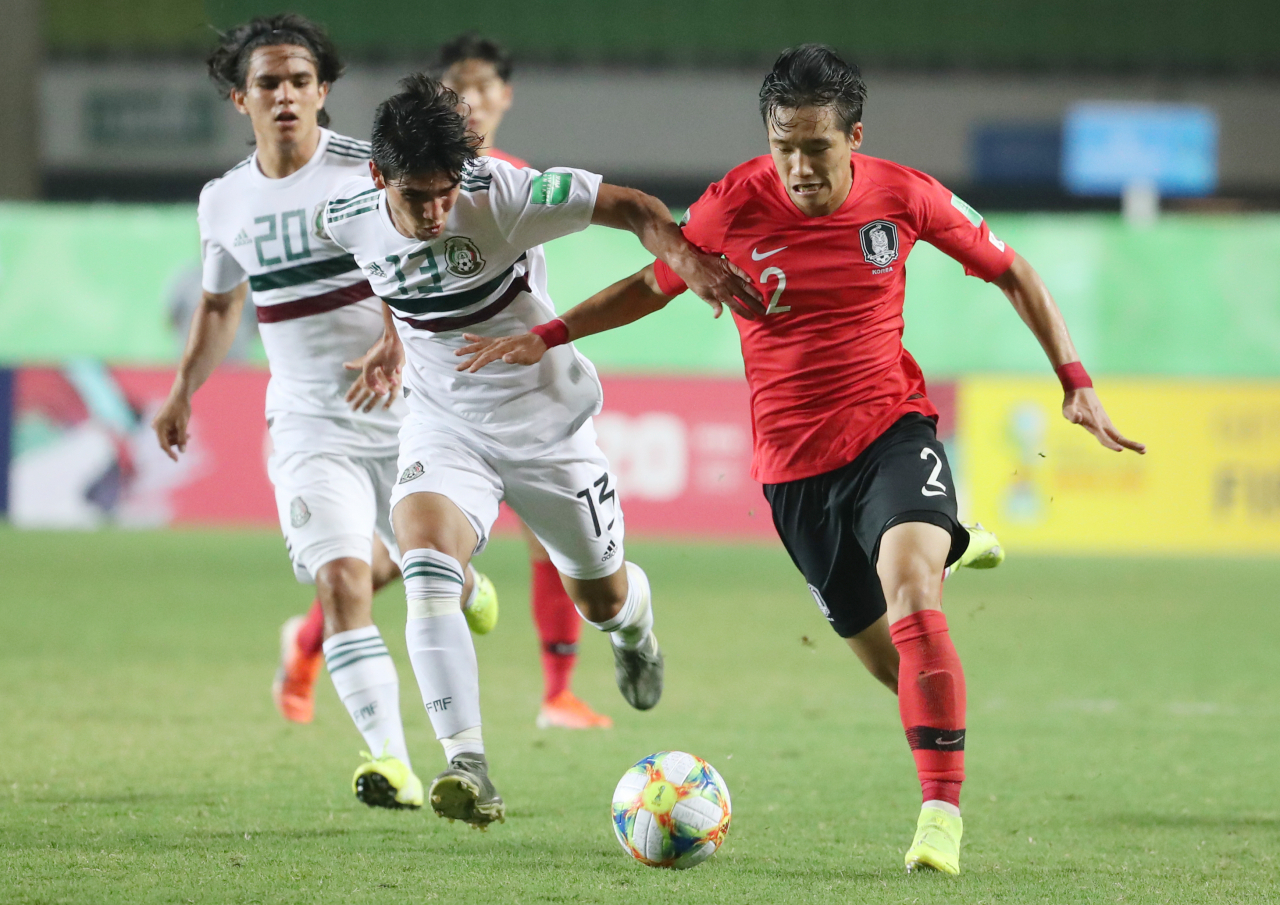 10일 오후(현지시간) 브라질 비토리아 에스타지우 클레베르 안드라지 경기장에서 열린 'FIFA U-17 월드컵' 대한민국 대 멕시코 8강 경기. 대한민국 이태석이 멕시코 루이스 호세와 볼다툼을 벌이고 있다. 연합뉴스