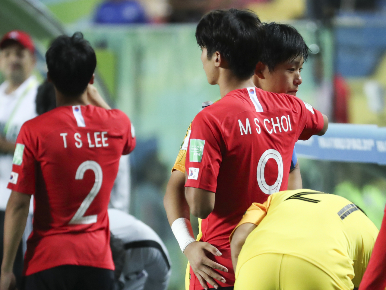10일 오후(현지시간) 브라질 비토리아 에스타지우 클레베르 안드라지 경기장에서 열린 'FIFA U-17 월드컵' 대한민국 대 멕시코 8강 경기. 1 대 0 대한민국의 패배로 경기가 끝난 후 주장 신송훈과 최민서가 서로 포옹하고 있다. 연합뉴스