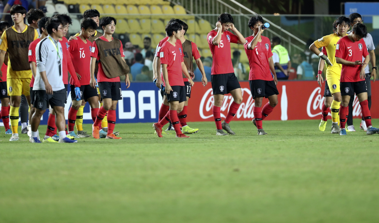10일 오후(현지시간) 브라질 비토리아 에스타지우 클레베르 안드라지 경기장에서 열린 'FIFA U-17 월드컵' 대한민국 대 멕시코 8강 경기. 1 대 0 대한민국의 패배로 경기가 끝난 후 선수들이 아쉬워하고 있다. 연합뉴스