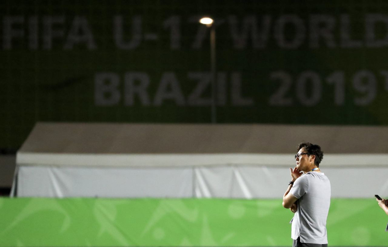 10일 오후(현지시간) 브라질 비토리아 에스타지우 클레베르 안드라지 경기장에서 열린 'FIFA U-17 월드컵' 대한민국 대 멕시코 8강 경기. 1 대 0 대한민국의 패배로 경기가 끝난 후 김정수 감독이 선수들을 바라보고 있다. 연합뉴스