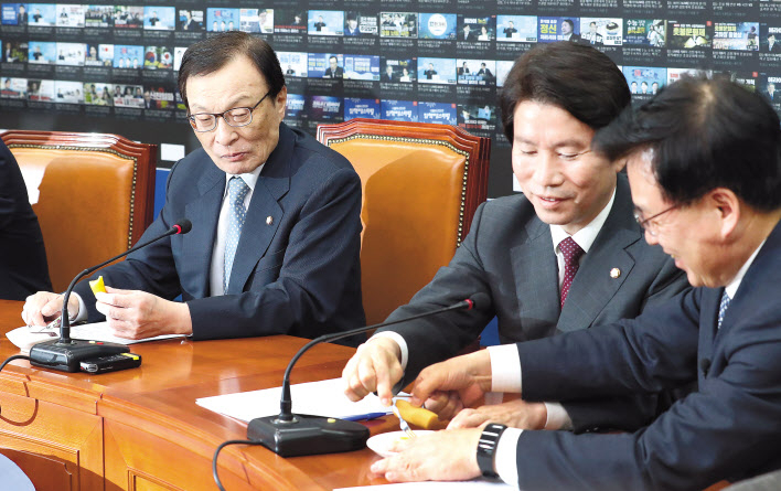 이해찬 더불어민주당 대표(왼쪽)와 이인영 원내대표가 11일 오전 국회에서 열린 최고위원회의에서 ‘가래떡 데이’를 기념하며 가래떡을 시식하고 있다. [연합]