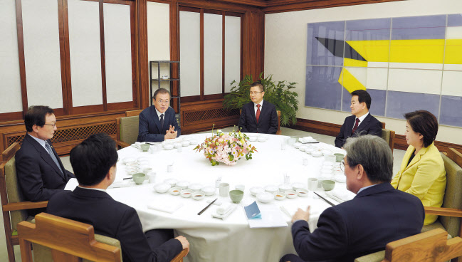 문재인 대통령이 10일 오후 청와대 관저에서 여야 5당 대표와 만찬을 하고 있다. 이날 만찬은 문 대통령이 모친상에 조문을 온 여야 대표들에게 감사의 마음을 전하기 위해 마련됐다. 왼쪽부터 시계 방향으로 더불어민주당 이해찬 대표, 문 대통령, 자유한국당 황교안 대표, 민주평화당 정동영 대표, 정의당 심상정 대표. 노영민 대통령 비서실장, 바른미래당 손학규 대표. [연합]
