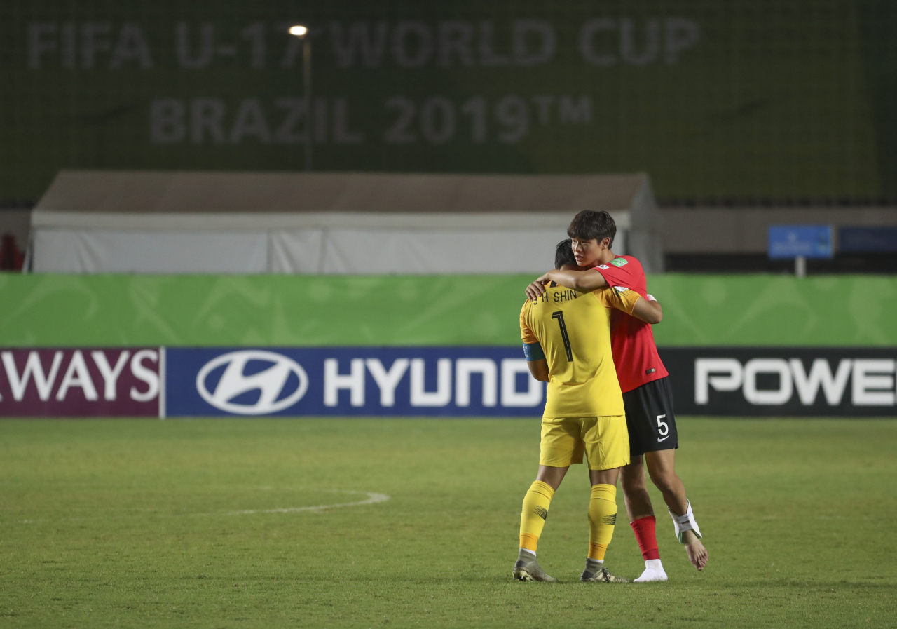 11일(한국시간) 브라질 비토리아의 클레베르 안드라지 경기장에서 열린 국제축구연맹(FIFA) U-17 월드컵 8강전 멕시코전에서 0-1로 패배가 확정된 뒤 한국의 골키퍼이자 주장 신송훈(왼쪽)이 눈물을 흘리자 홍성욱이 안아주고 있다. [연합]
