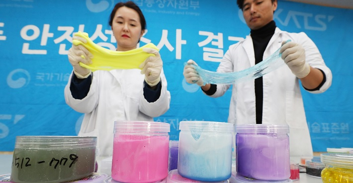 초등생들 사이에서 잇템 장난감으로 통하는 ‘액체괴물(슬라임)’제품 상당수에서 붕소, 방부제 등 유해물질이 기준치를 초과하는 것으로 알려져 리콜 등의 조치가 내려졌다고 국표원이 11일 밝혔다. [연합]
