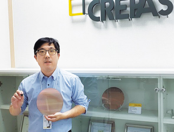 크레파스테크놀러지스 이정환 대표가 나노와이어 실리콘웨이퍼와 이를 잘라 만든 광센서 칩(오른손 안)을 소개하고 있다. [조문술 기자/freiheit@]