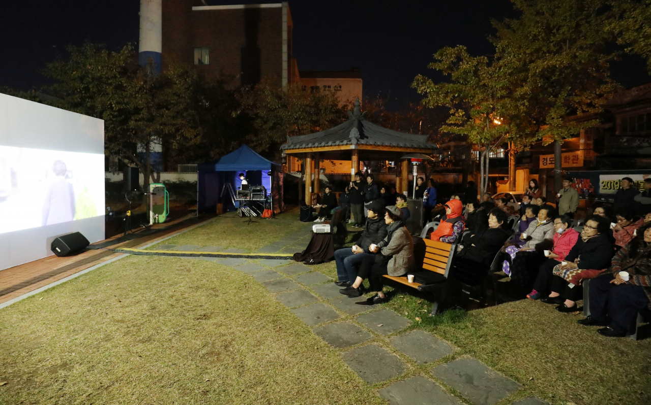 영화를 만들어가는 과정을 담은 메이킹 필름 제작일기와 인터뷰 영상까지 모두 5편이 1시간여에 걸쳐 차례대로 상영돼 주민들로부터 큰 호응을 얻었다.