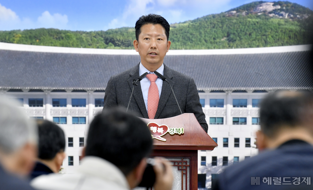 김장호 경북도 기획조정실장이 11일 오전 도청 브리핑룸에서 2020년도 예산안 관련 브리핑을 하고 있다.[경북도 제공]