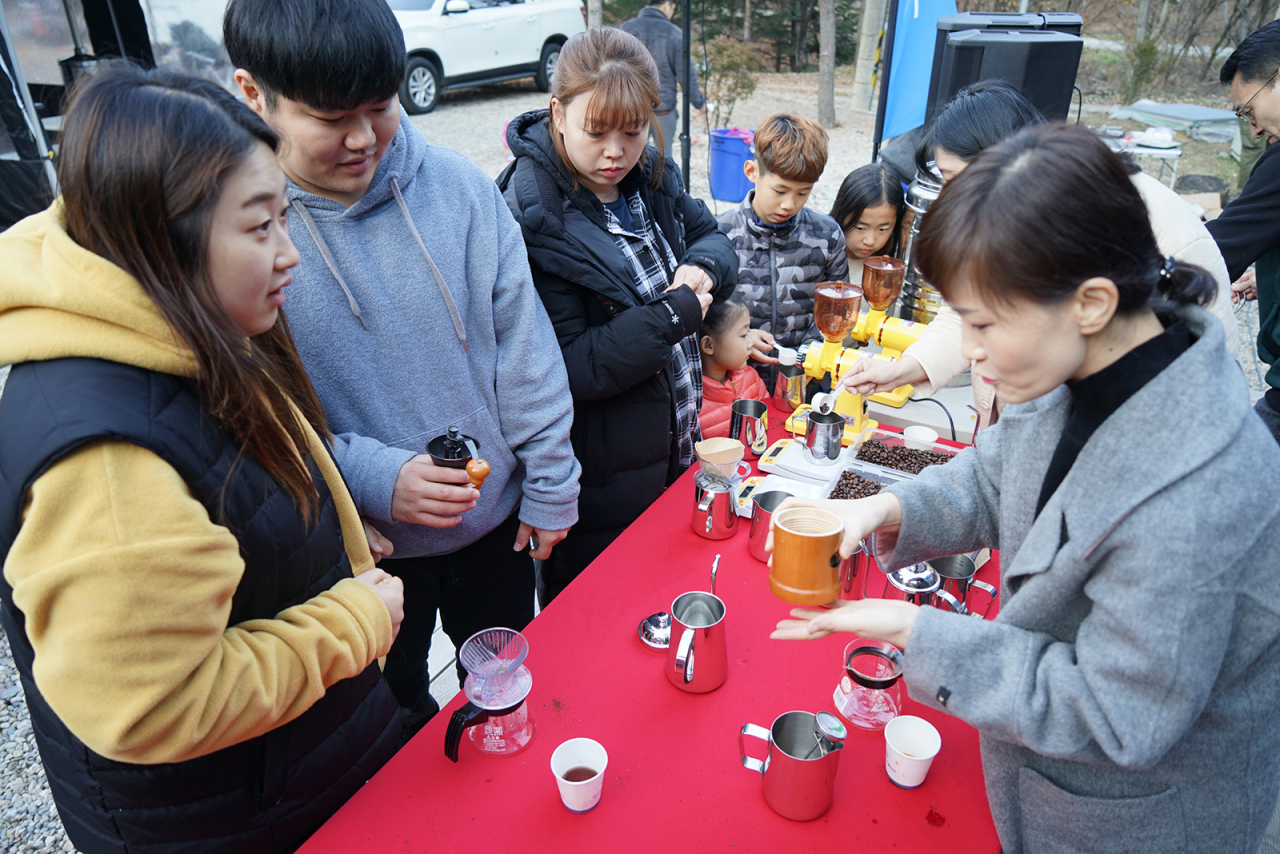 쌍용어드벤처 오토캠핑빌리지의 청춘 라운지에서 핸드드립 커피 클래스에 참여한 고객들이 수업을 듣고 있다. [쌍용차 제공]