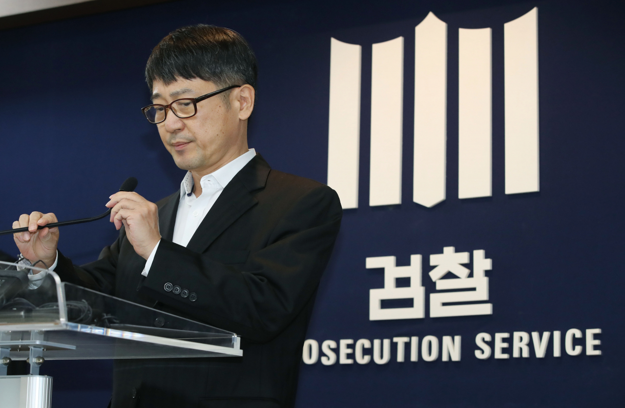검찰 '세월호 참사 특별수사단' 단장을 맡은 임관혁 수원지검 안산지청장이 지난해 11월 11일 오후 서울 서초구 서울중앙지검 소회의실에서 브리핑을 열고 출범 각오와 입장 등을 밝히기에 앞서 마이크를 잡고 있다. [사진=연합뉴스]