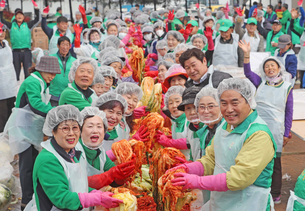 백군기 용인시장(오른쪽)이 사랑의 김장나눔행사에 참가, 김치봉사를했다.[용인시 제공]