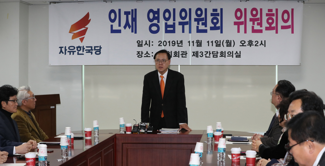 이명수 자유한국당 인재영입위원장이 11일 오후 국회 의원회관에서 열린 인재영입위원회 위원회의에서 인사말을 하고 있다. [연합]