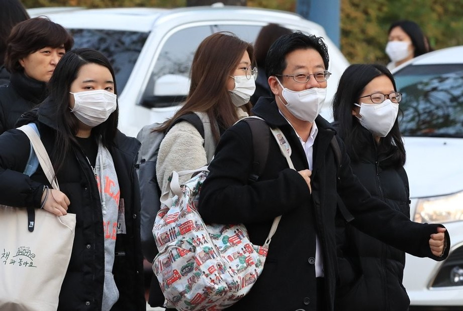 지난해 11월 15일 대학수학능력시험날 수험생과 학부모가 학교로 향하고 있는 모습. [연합]