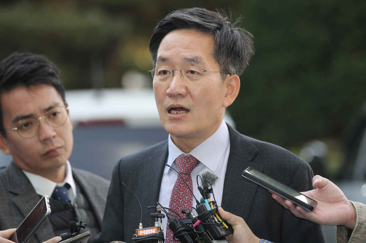 11일 오후 광주 동구 광주지법 앞에서 전두환 전 대통령의 변호인인 정주교 변호사가 전씨의 재판 불출석 사유에 대해 설명하고 있다. 사자 명예훼손 혐의로 재판에 넘겨진 전씨는 법원의 허가를 받아 재판에 불출석하고 있었지만 최근 멀쩡히 골프를 치는 모습이 담긴 영상이 공개되면서 논란이 일었다. [연합]