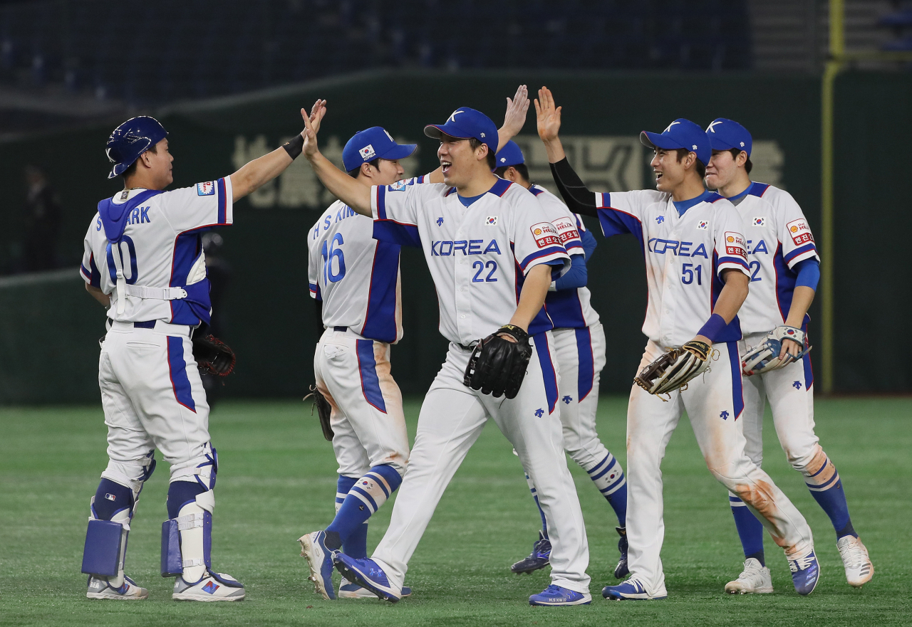 11일 일본 도쿄돔에서 열린 2019 세계야구소프트볼연맹(WBSC) 프리미어12 슈퍼라운드 1차전 미국과 한국의 경기. 1대5로 이긴 한국대표팀 선수들이 기뻐하고 있다. [연합]