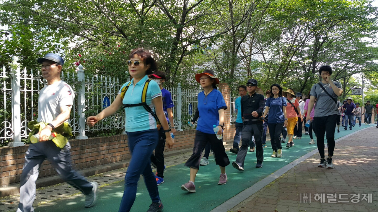 중구 약수동 등 3개동 걷기 동아리를 중심으로 매달 진행해 온 '걷기 좋은 날' 행사가 전 동으로 확대 된다. [중구 제공]