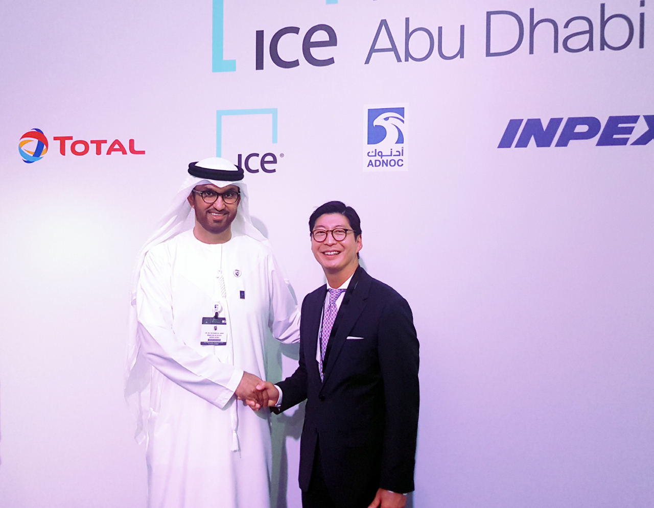 ICE 아부다비 선물거래소 설립 제휴계약 체결식에서 ADNOC 술탄 아흐메드 알 자베르 CEO(왼쪽)과 GS칼텍스 허세홍 대표이사 사장이 기념촬영을 하고 있다. [GS칼텍스 제공]