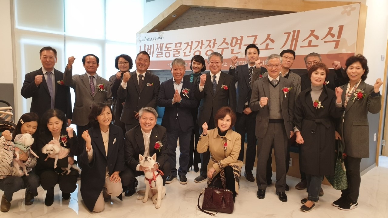 〈사진설명〉 개소식을 마친 라정찬 박사(아랫줄 오른쪽에서 두번째) 등 참석자들이 연구소 앞에서 성공적인 연구 활동을 다짐하며 기념촬영을 하고있다.
