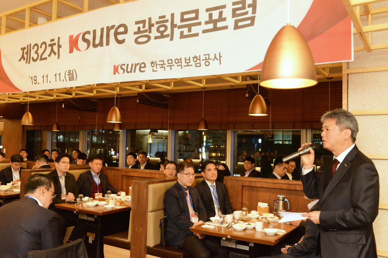 이인호(오른쪽 첫번째) 한국무역보험공사 사장이 11일 서울 광화문 한 음식점에서 열린 ‘광화문포럼’에서 모두발언을 하고 있다. ‘광화문포럼’은 플랜트·건설·선박 수출기업과 해외 프로젝트 금융 관련 기관 실무 책임자가 모여 각자의 사업 경험과 정보를 공유하고 공동사업을 모색하는 포럼이다.