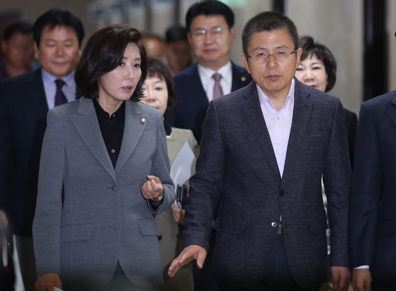 황교안 자유한국당 대표와 나경원 원내대표가 11일 오전 국회에서 열린 최고위원회의에 참석하기 위해 회의실로 향하고 있다. [연합]