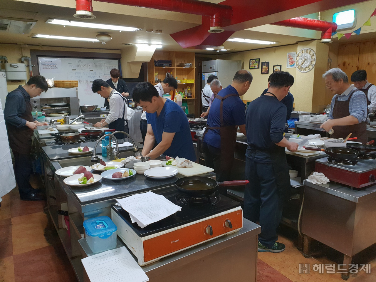 종로구가 운영하는 평생학습 프로그램 '아빠 요리 교실'의 모습. [종로구 제공]