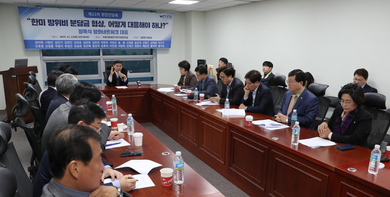 정욱식 평화네트워크 대표가 12일 오전 국회 의원회관에서 열린 민평련 제39차 상임운영위원회의 및 제22 현안간담회에서 한미 방위비 분담금 협상 대응에 대한 주제발표를 하고 있다. [연합]