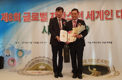 장만채 전 교육감(사진 우측)이 지난 11일 서울프레스센터에서 '자랑스런 세계인 대상'을 수상하고 있다.