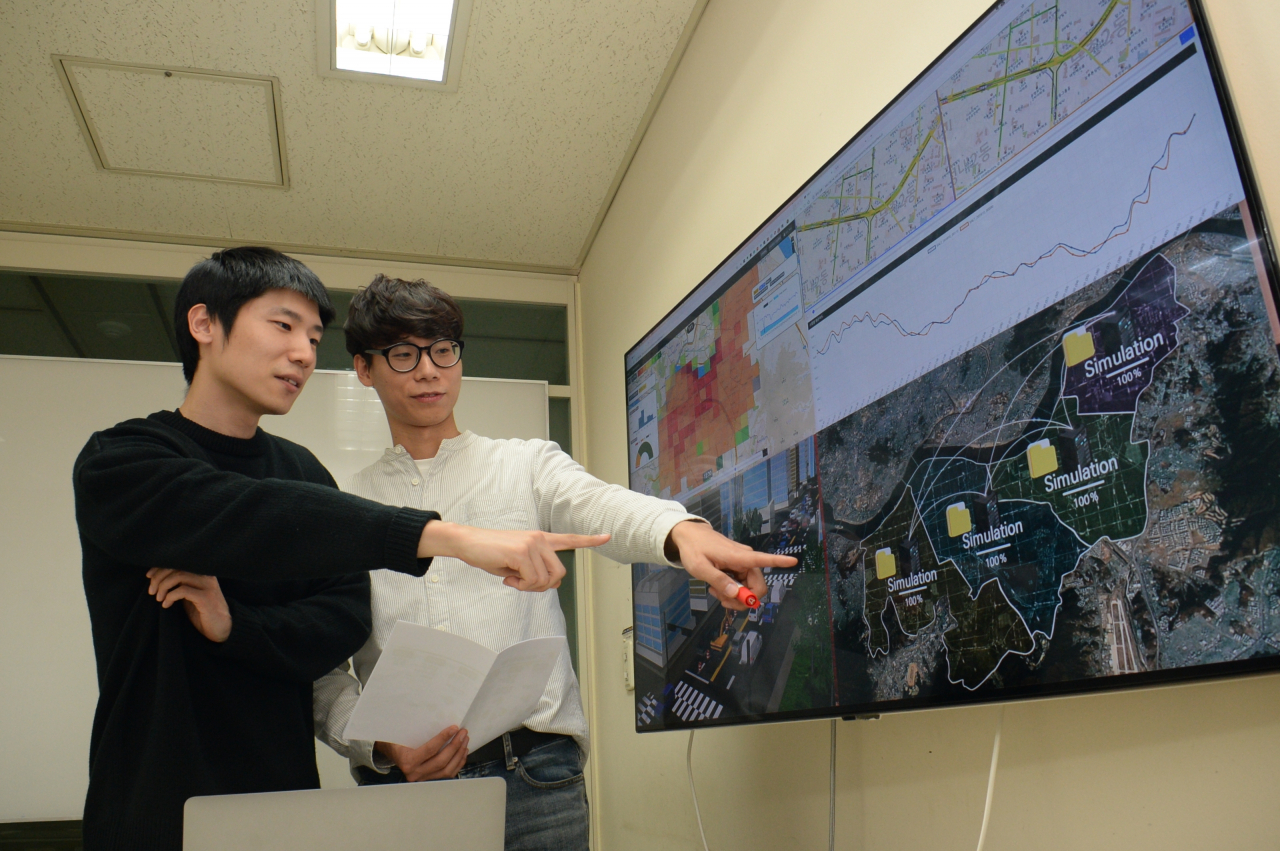 ETRI 연구진이 개발한 시뮬레이터 솔트를 시연하고 작동 상황에 대해 논의하고 있다.[ETRI 제공]