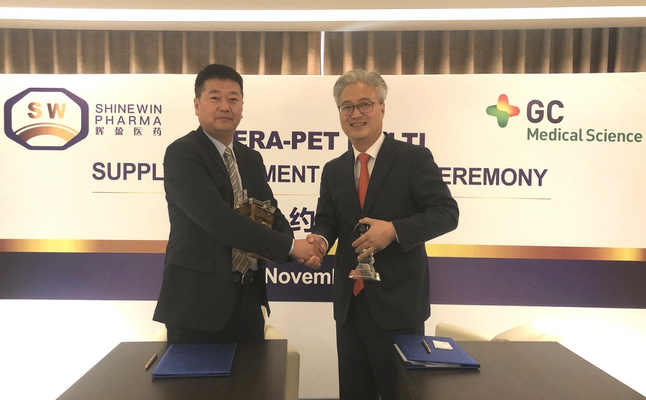 안은억 GC녹십자엠에스 대표(오른쪽)와 제이슨 샤오(Jason Shao, 왼쪽) 샤인윈 대표이사가 지난 11일 중국 복건성 샤윈인 본사에서 진행된 업무협약식에서 공급 계약 체결 후 악수를 하고 있다.
