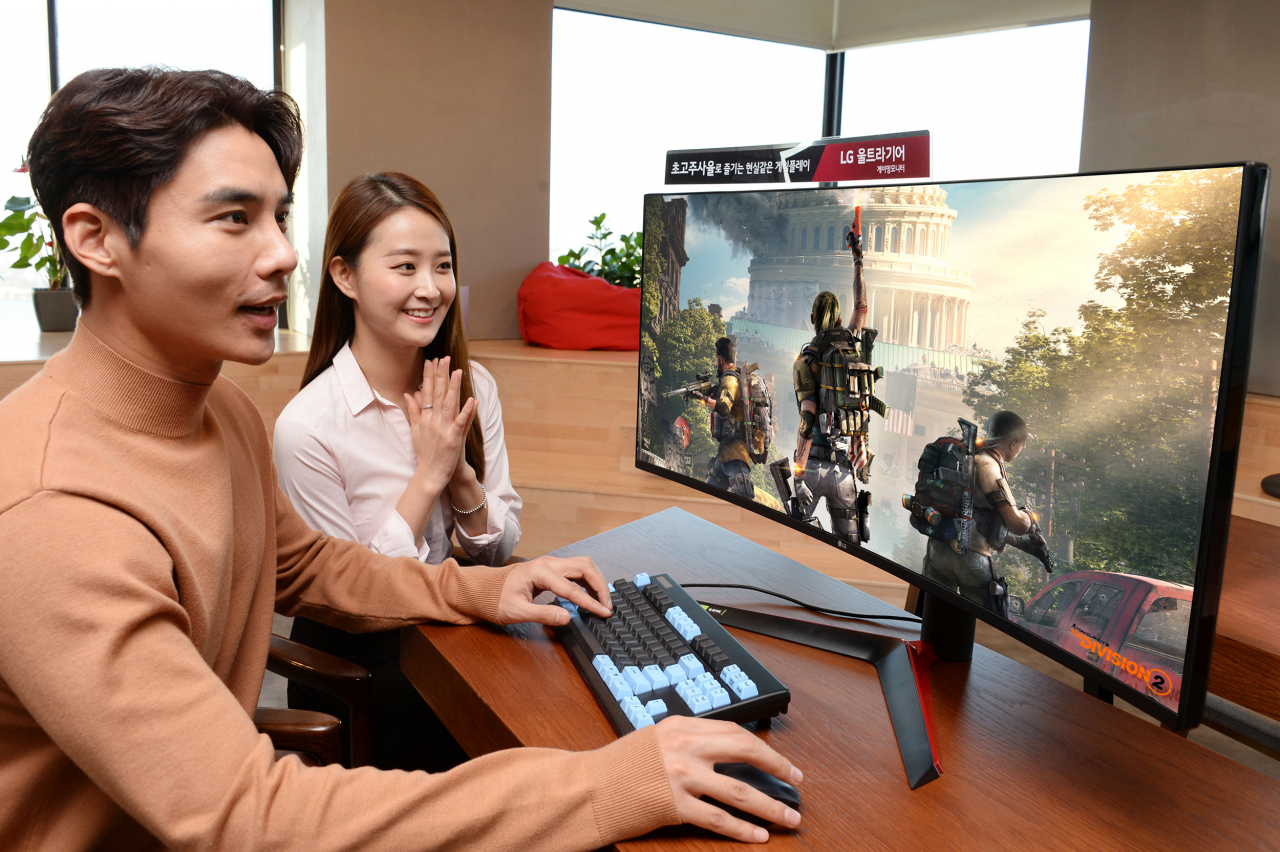 LG전자 모델들이 대화면·고성능을 겸비한 ‘LG 울트라기어’ 게이밍 모니터 신제품(모델명 38GL950G)으로 게임을 즐기고 있다.[LG전자 제공]
