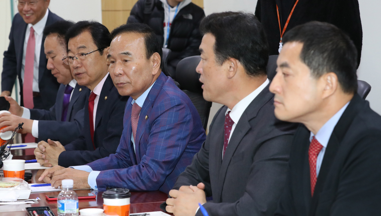 박덕흠 의원(왼쪽 세번째) 등 자유한국당 재선 의원들이 12일 오전 국회 의원회관에서 보수통합과 당내 인적쇄신 등에 대한 의견을 교환하기 위해 회동하고 있다. [연합]