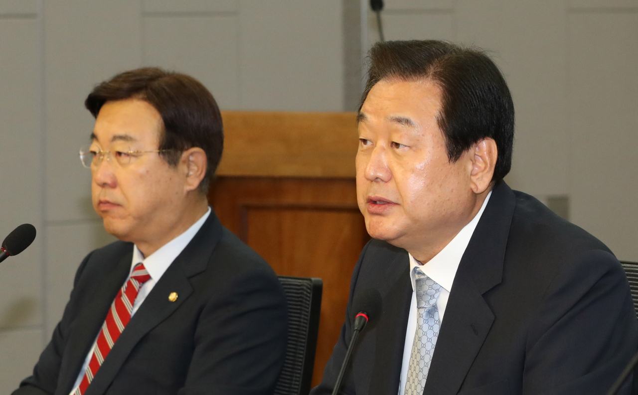 김무성 자유한국당 의원이 12일 오전 국회 의원회관에서 열린 당내 의원 연구모임 '열린 토론, 미래' 세미나에서 인사말을 하고 있다. [연합]